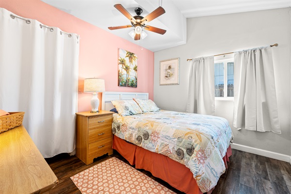Seabreeze Queen bedroom with Smart TV, Linens for 2 and a walk in closet!