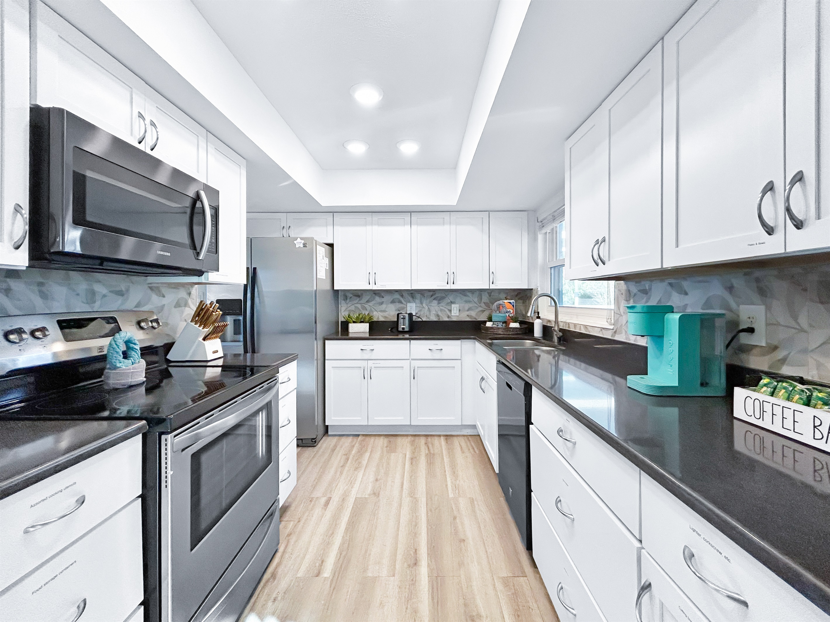 🍽️ Fully stocked kitchen with plenty of counter space