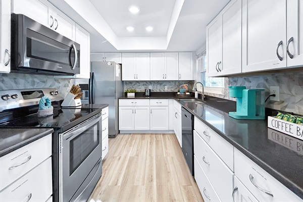 🍽️ Fully stocked kitchen with plenty of counter space