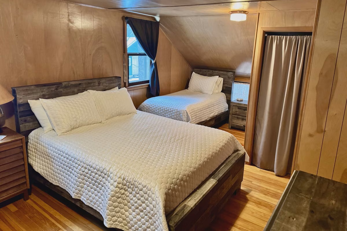 Queen Bed & Twin Bed