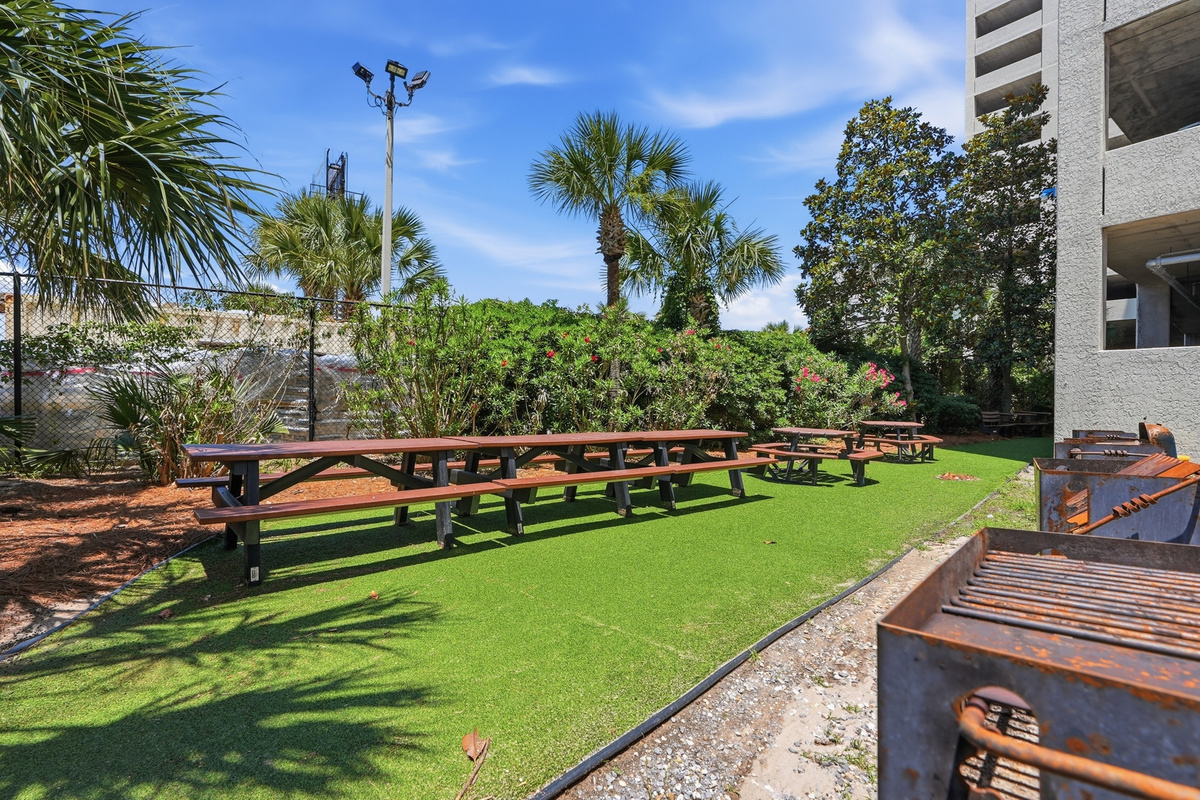 Charcoal Grill & Picnic Area