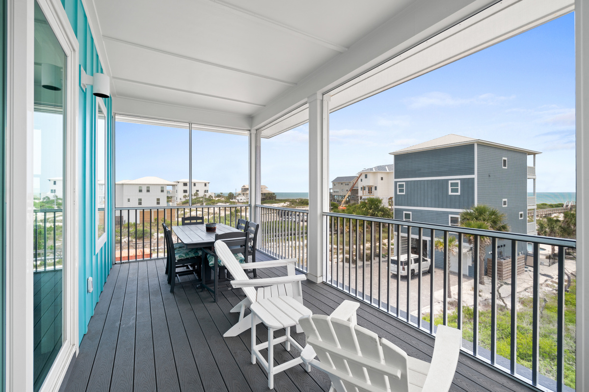 2nd Level Deck w/Dining Table