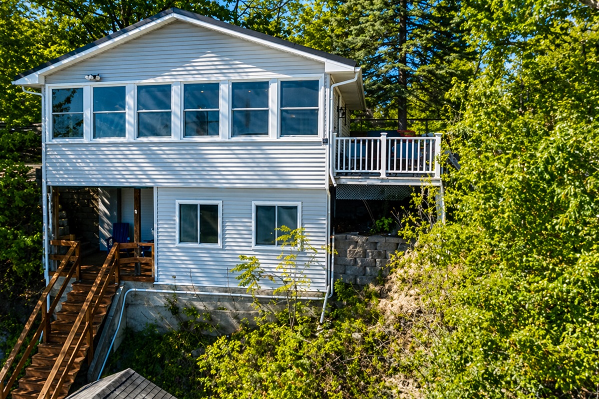 Spacious multi-level cottage with panoramic lake views — perfect for families, groups, or peaceful getaways.