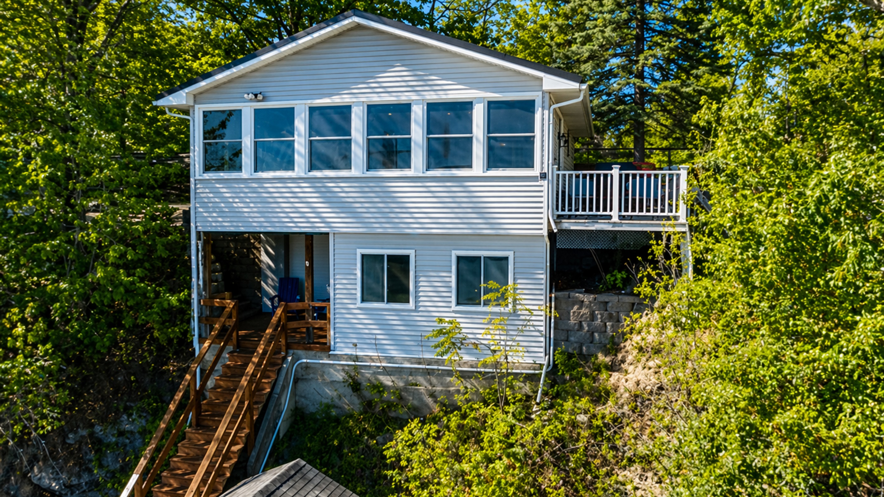 Spacious multi-level cottage with panoramic lake views — perfect for families, groups, or peaceful getaways.