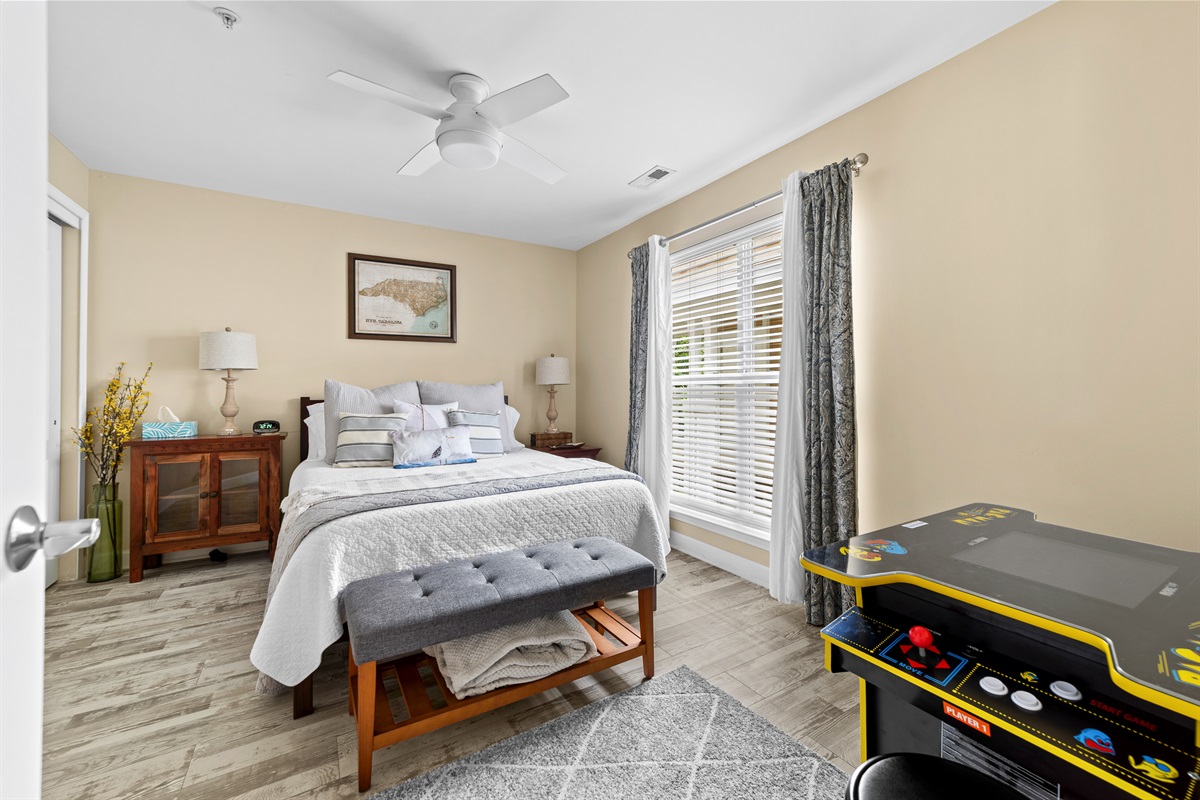 The relaxing queen bedroom 