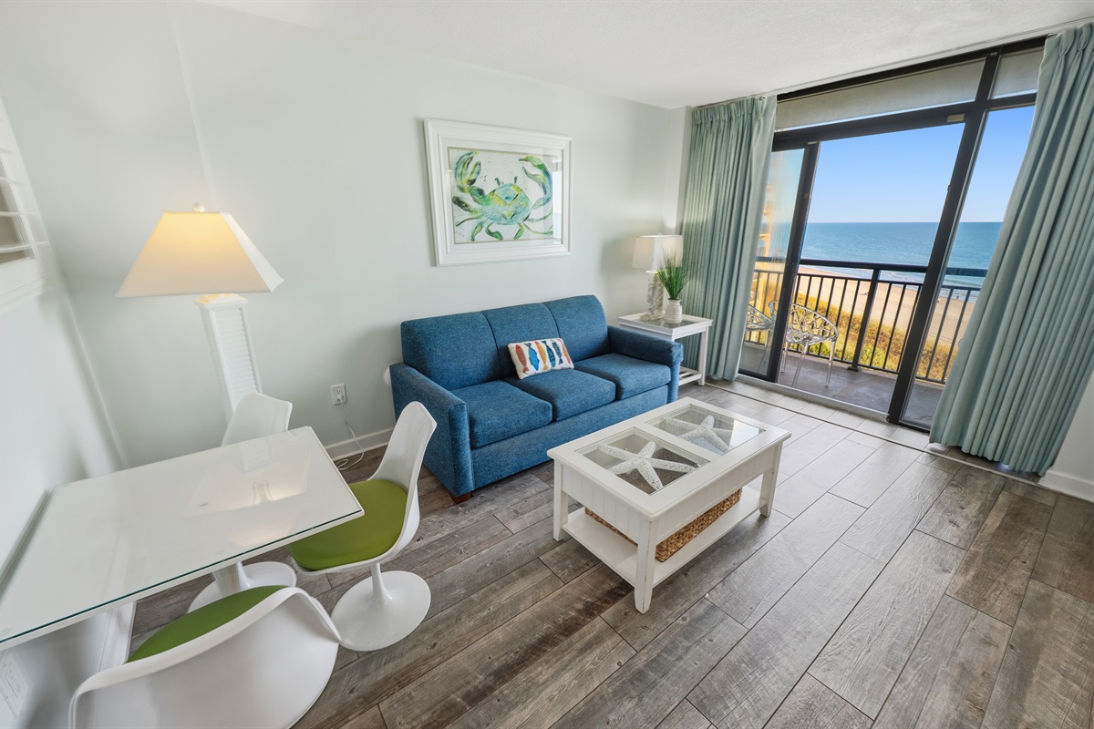 Living Room with Stunning Views🌊☀️