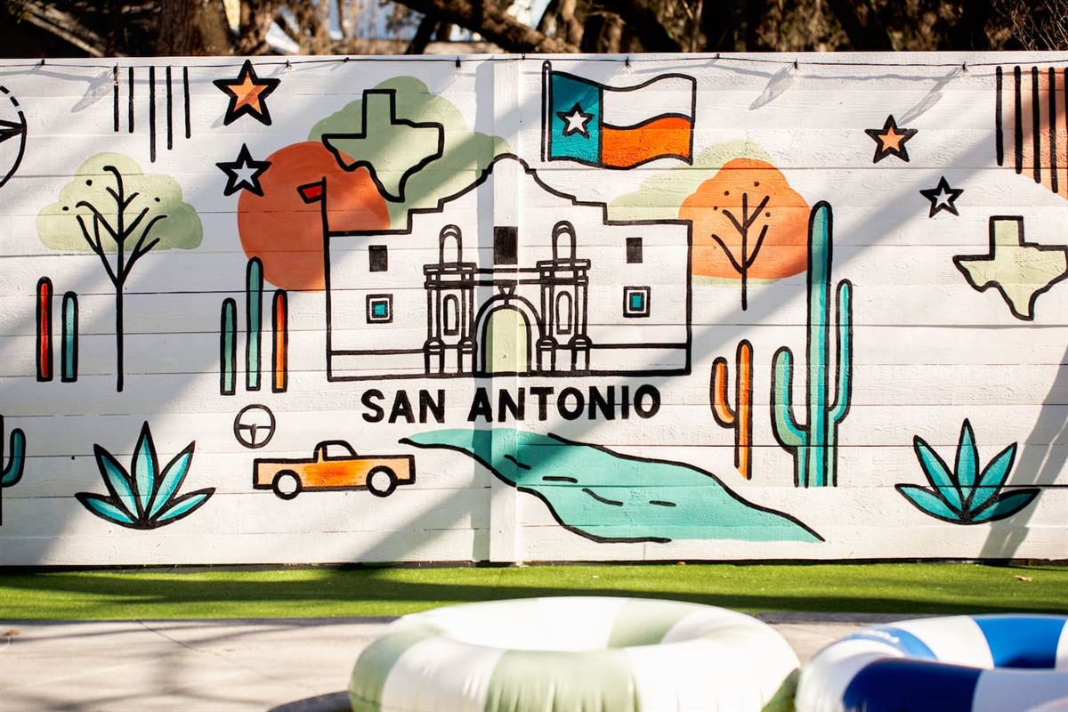 This vibrant mural screams San Antonio pride!  Featuring the iconic Alamo, Texas flag, desert plants, stars, and a classic pickup truck— It’s a total Instagram hotspot and makes the perfect backdrop for guests to show off their stay. ⭐