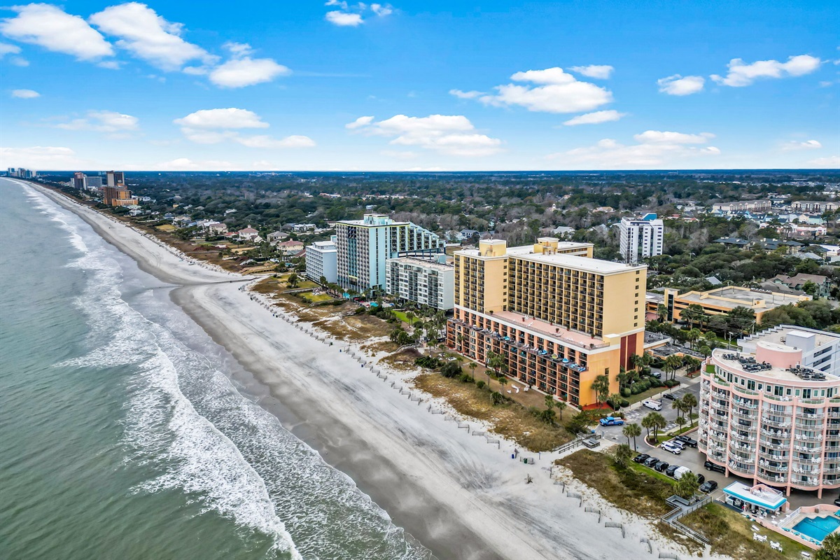 Perfectly situated on the golden mile, walk to places to eat and minutes from Barefoot Resort, Broadway at the Beach and more