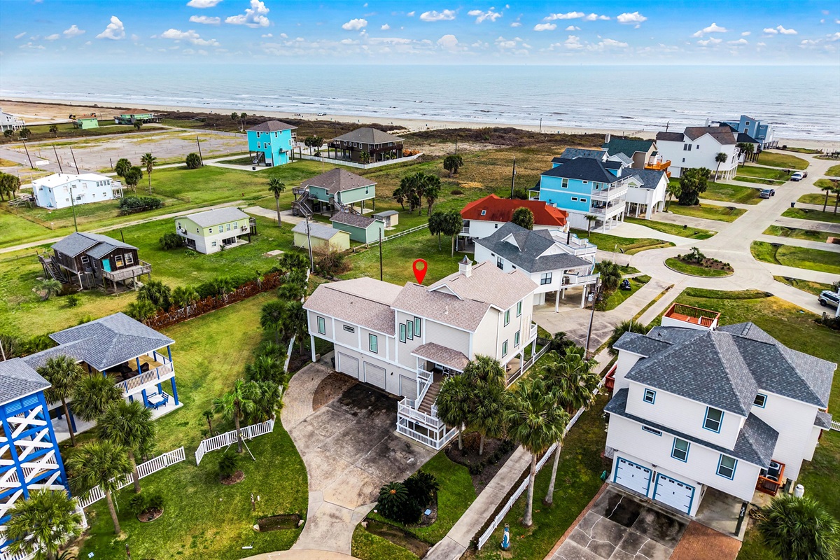 Beachside Oasis: 212 Steps away from the private beach access, enjoy vibrant views and inviting outdoor spaces!