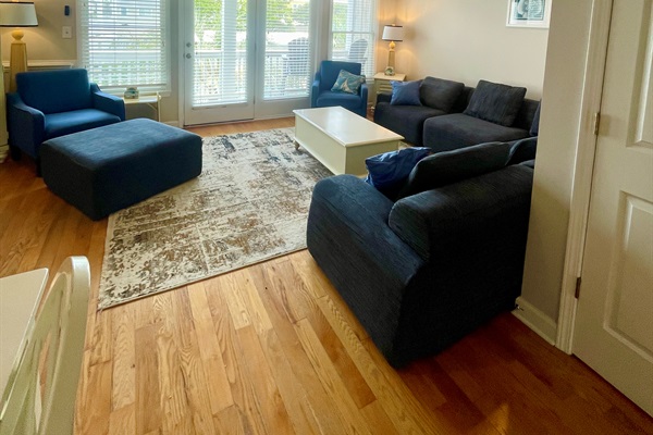 Big, bright living room with plenty of seating for everyone!