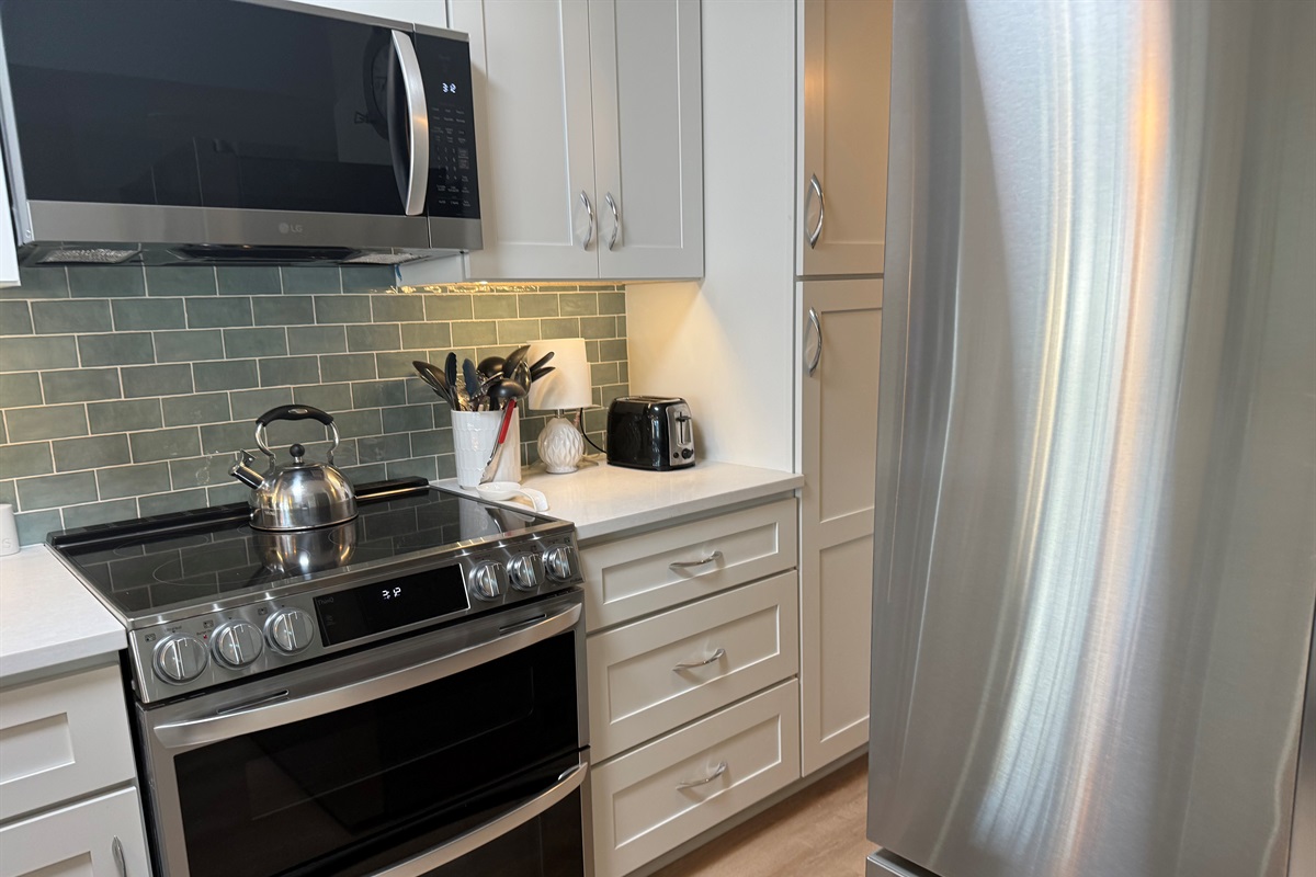 Brand new in January 2026 - appliances, with built in microwave. Air fryer in bottom on oven. Tiled backsplash with under cabinet lighting as well. 