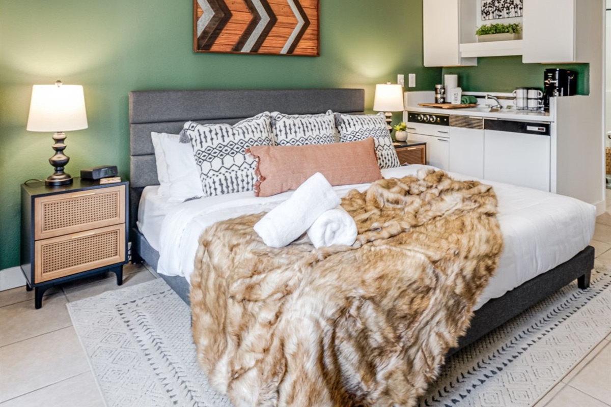 🛁 Spacious and private, the lower-level master suite offers a king bed, its own en suite bathroom, and a peaceful retreat feel.