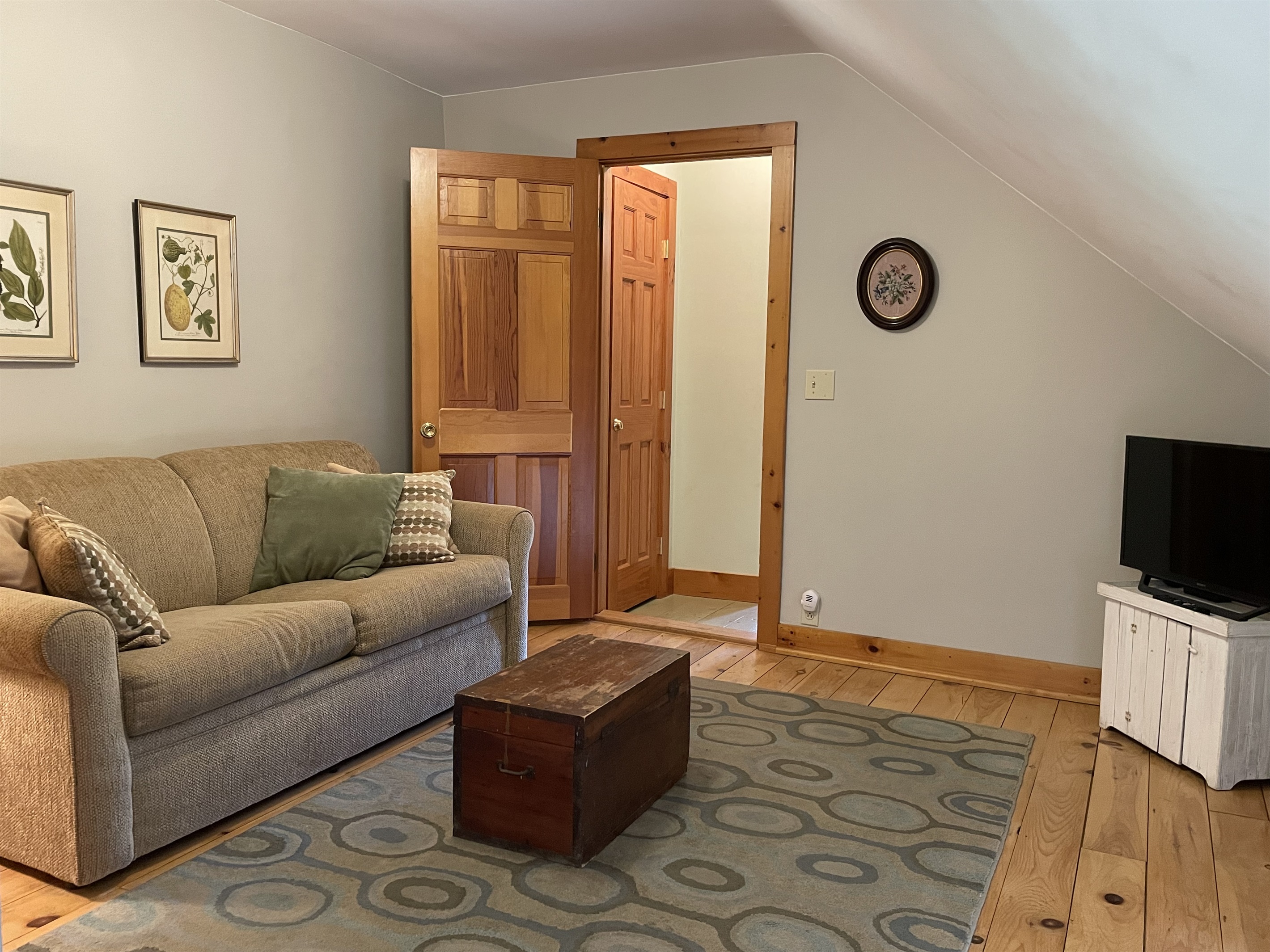 2nd floor Suit - bdrm 8- sleeper sofa