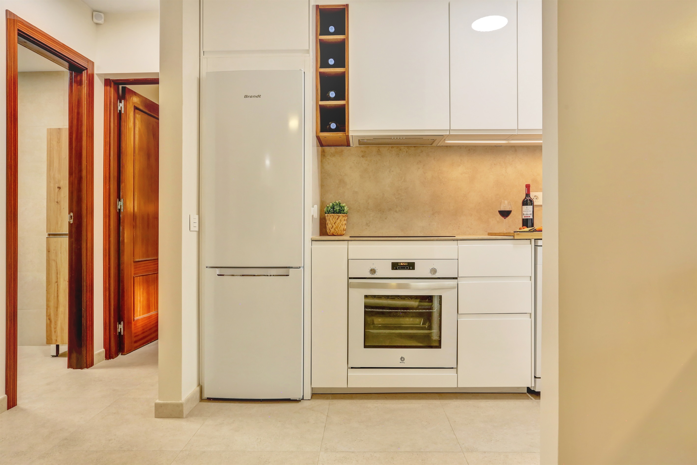 Modern, fully equipped kitchen with integrated appliances, ideal for preparing meals comfortably during your stay.