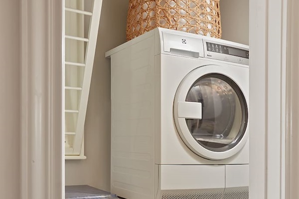 The laundry room features an Electrolux washer and dryer along with a convenient built-in drying rack.