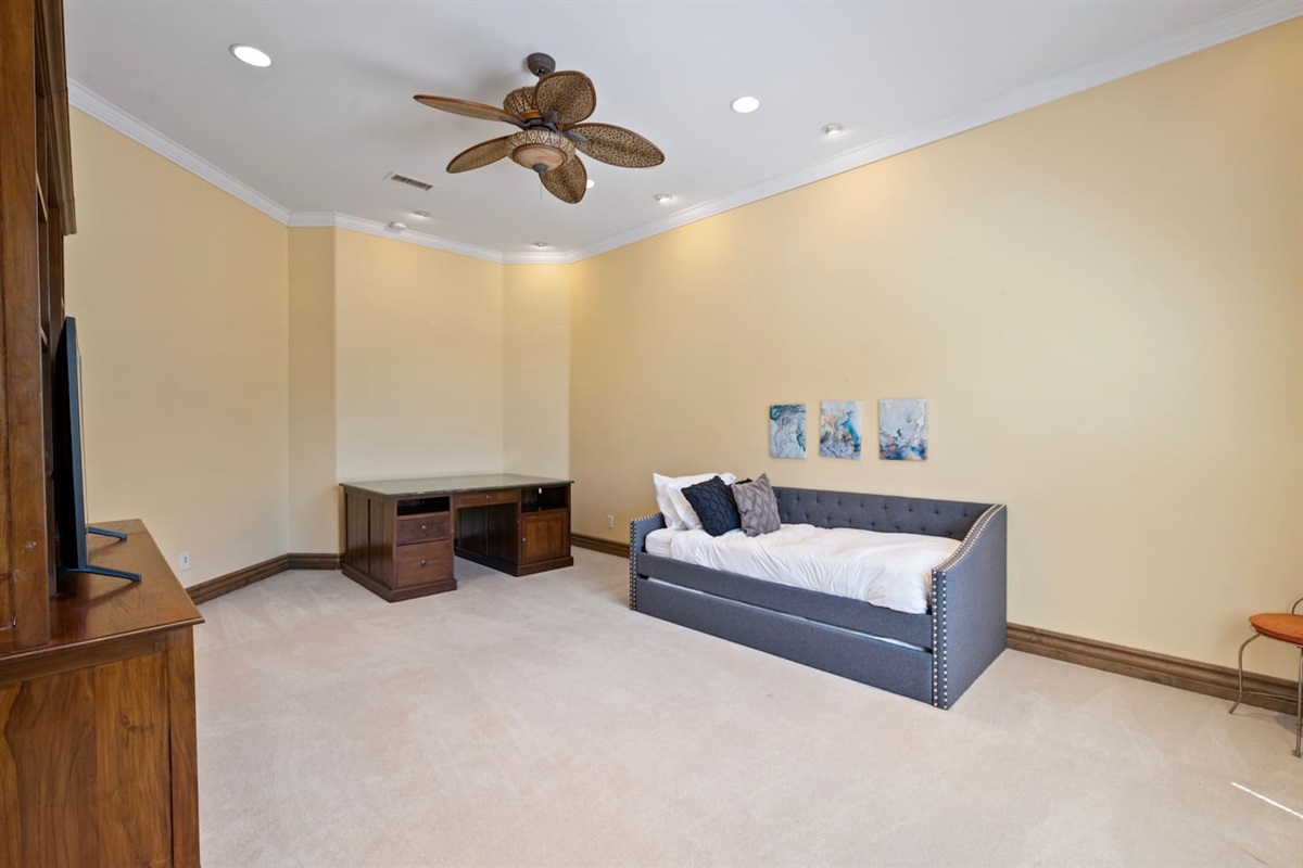 7BR+ Bonus Room Phoenician Mansion w/ Hot Tub&Pool-Heat Avail! — 7BR+Bonus Room Phoenician Estate • Heated Pool + Hot Tub, Phoenix, Arizona — photo 62