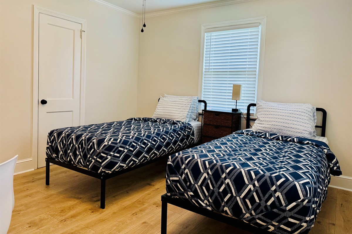 2 TWIN XL Bedroom with Smart TV, Nectar Mattress and desk area