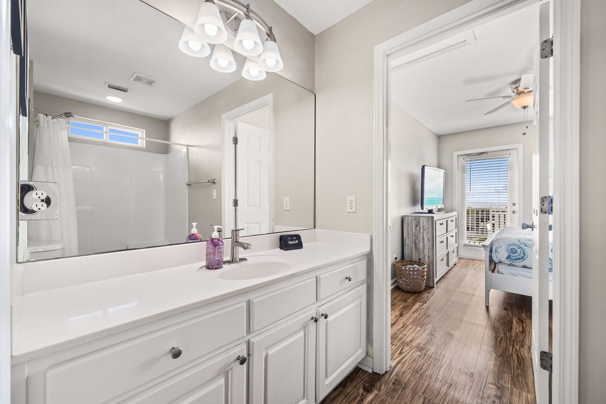 Bathroom - Shared between Queen Room and 2 Twins Room