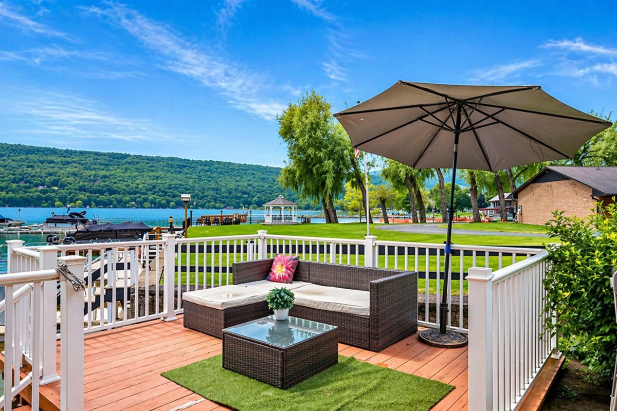 Lakeside charm with private docks and lush lawn space—perfect for waterfront living or short-term rental potential! 🚤🌿