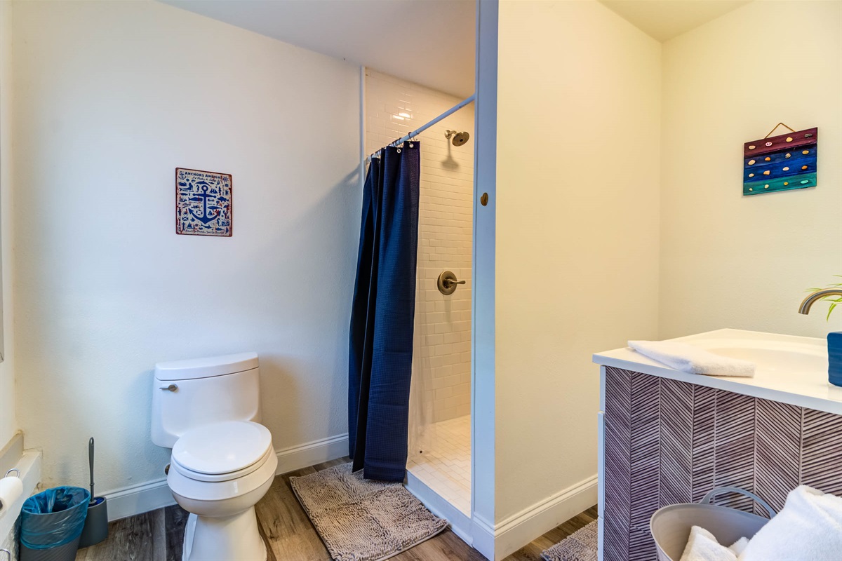 Ensuite bathroom w/ tile shower 
