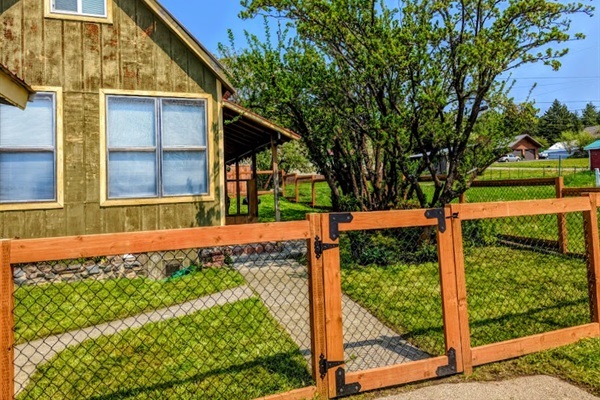 House from driveway.
