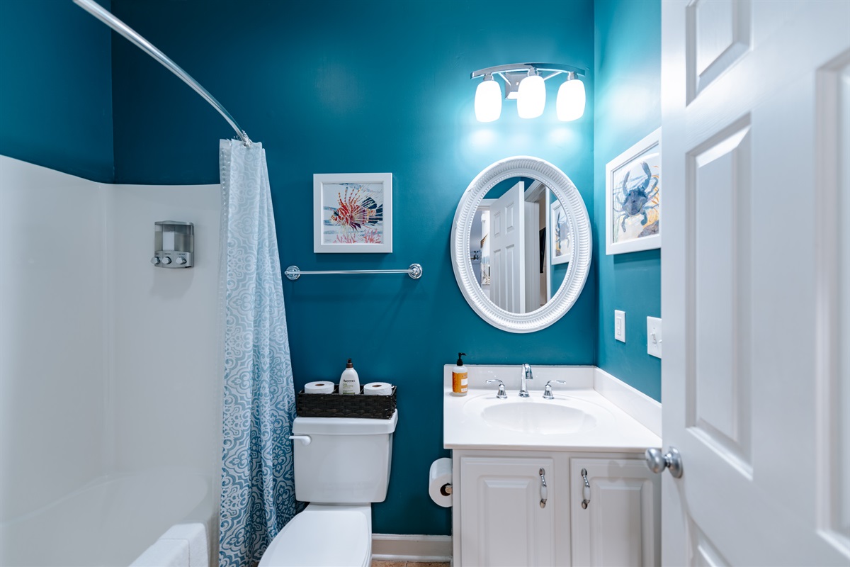 [Bathroom ] Convenience meets comfort in our main level Jack and Jill bathroom. With shared access, it's perfect for families and friends. Enjoy elegant design and functionality during your stay! #beachbliss