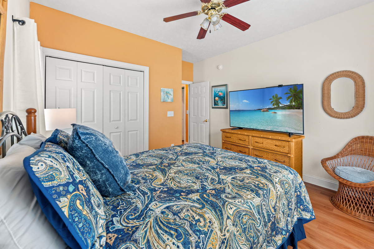 2nd Bedroom Upstairs - Queen Bed