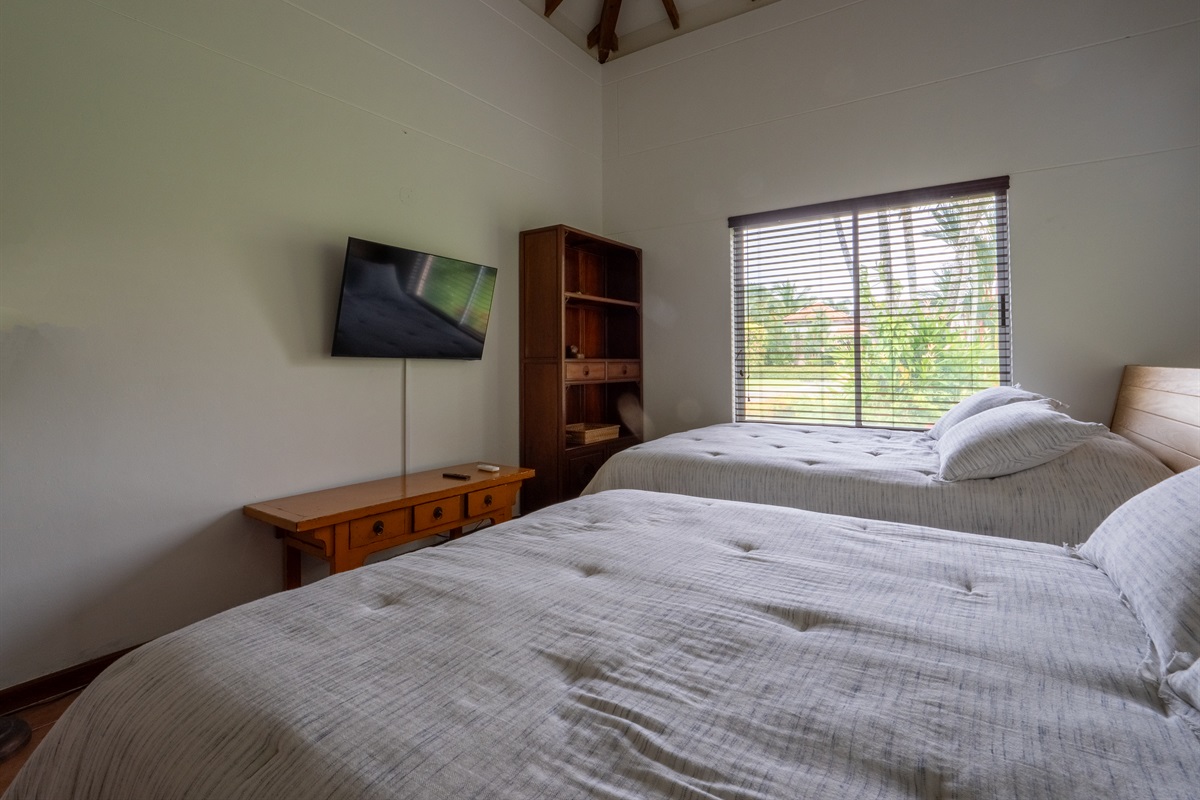 1st floor double queen bedroom with en suite