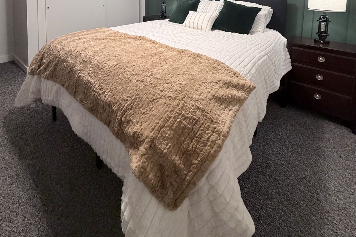 Lower Level Queen Room 