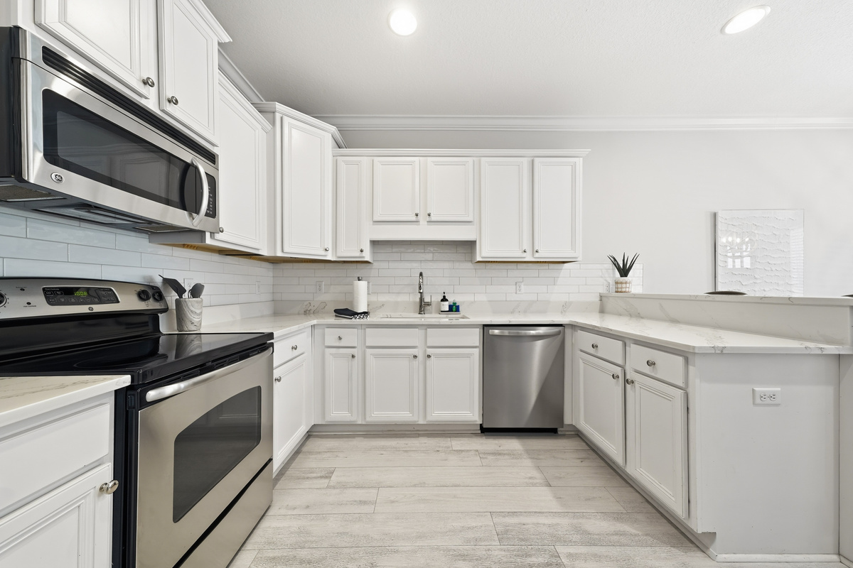 Fully stocked kitchen with new appliances and room to move!