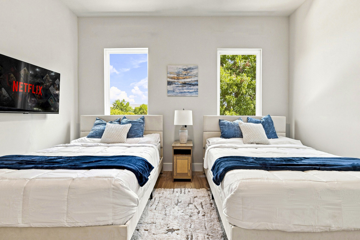 Bright and stylish with two comfy beds, Netflix, and vibrant views to enjoy!