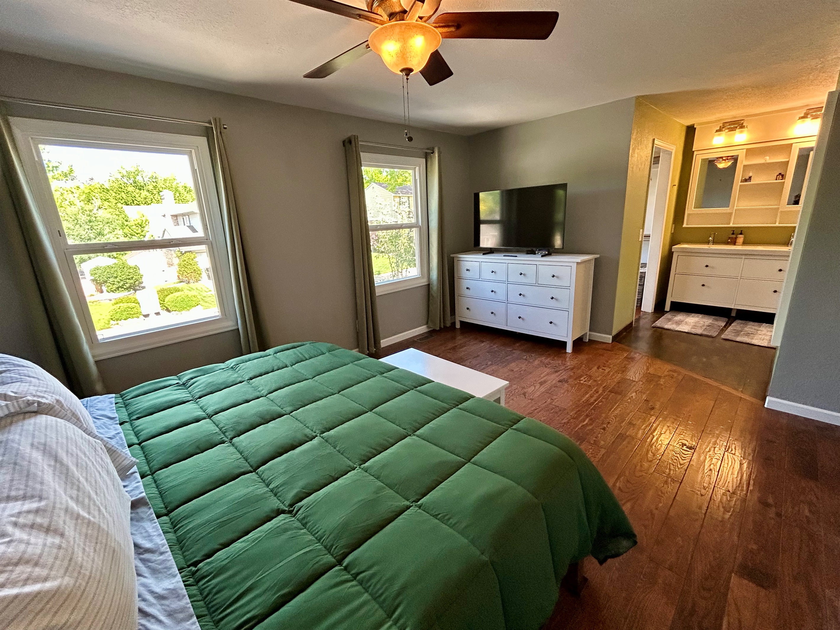 BR1 — Ruck Room includes a TV, walk-in closet & ensuite bath.