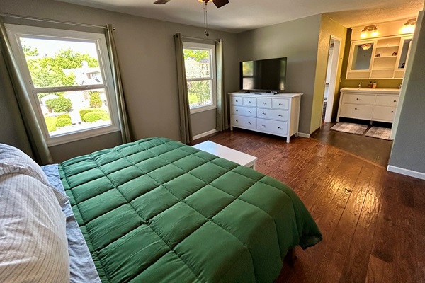 BR1 — Ruck Room includes a TV, walk-in closet & ensuite bath.