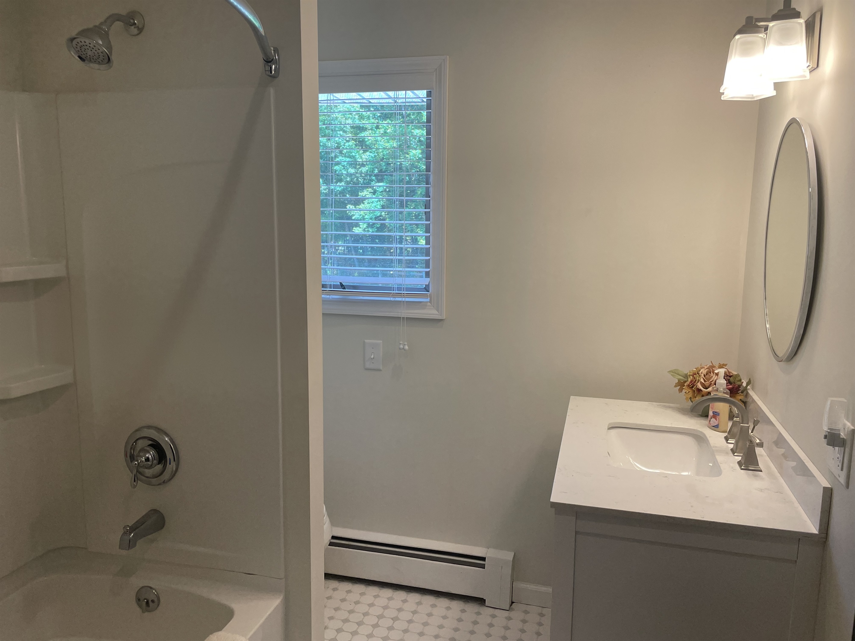 1st floor bath w/ tub/shower