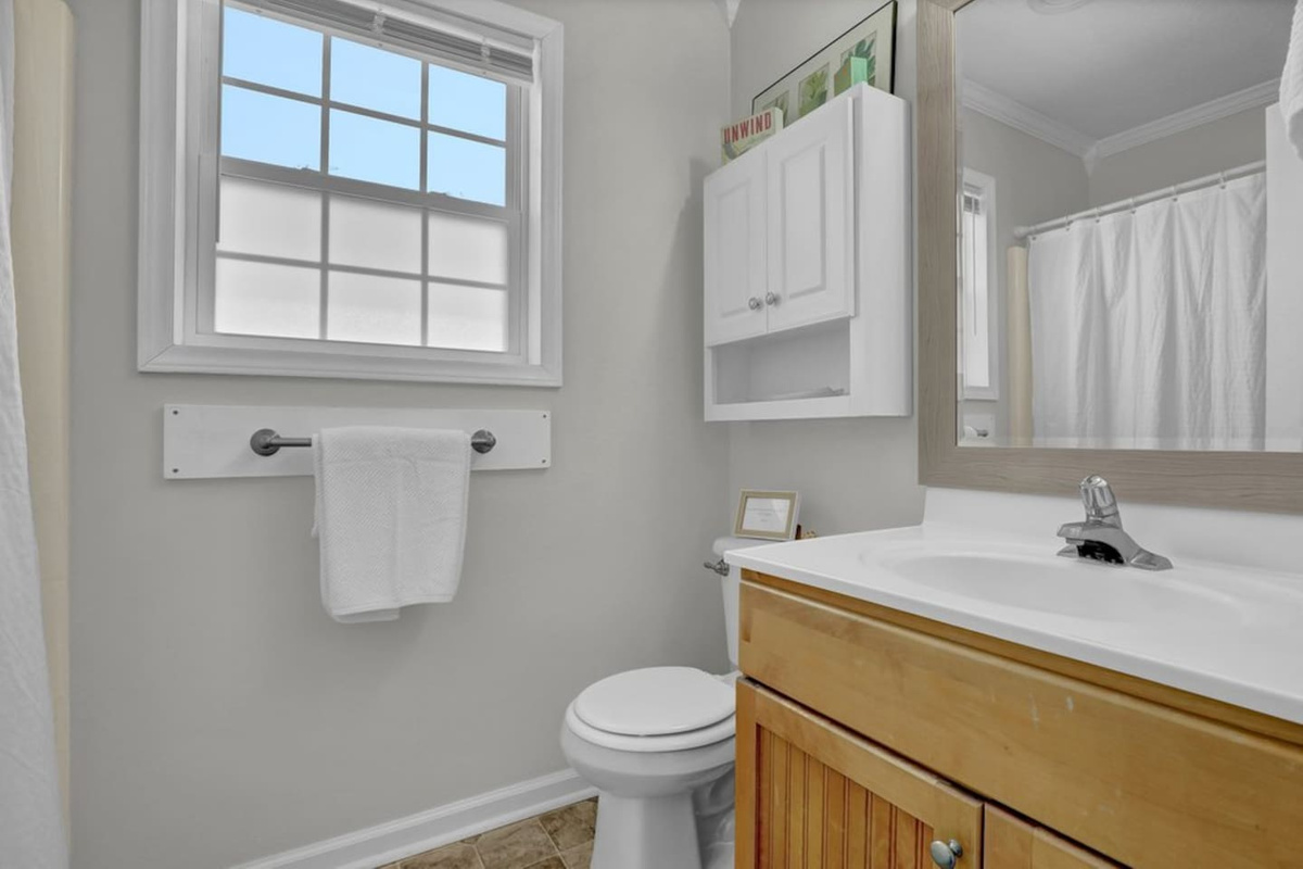Upper level full bathroom
