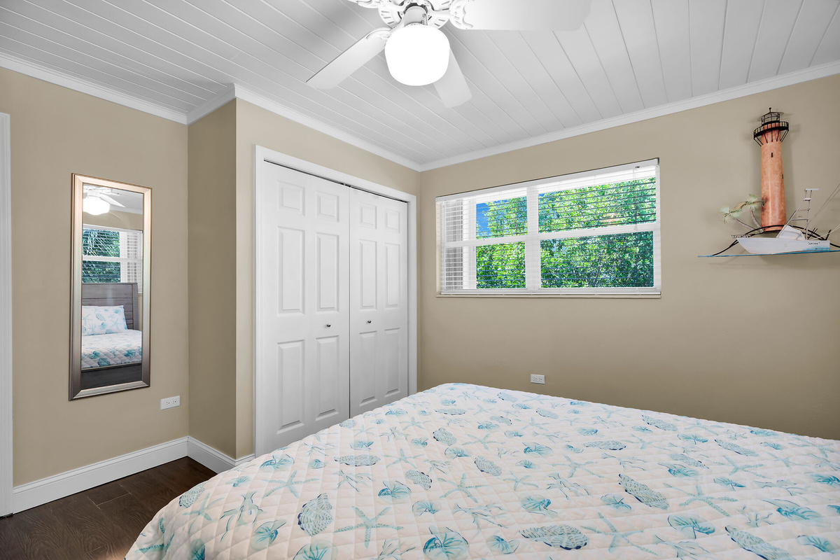 Queen bed in guest room with ample closet space