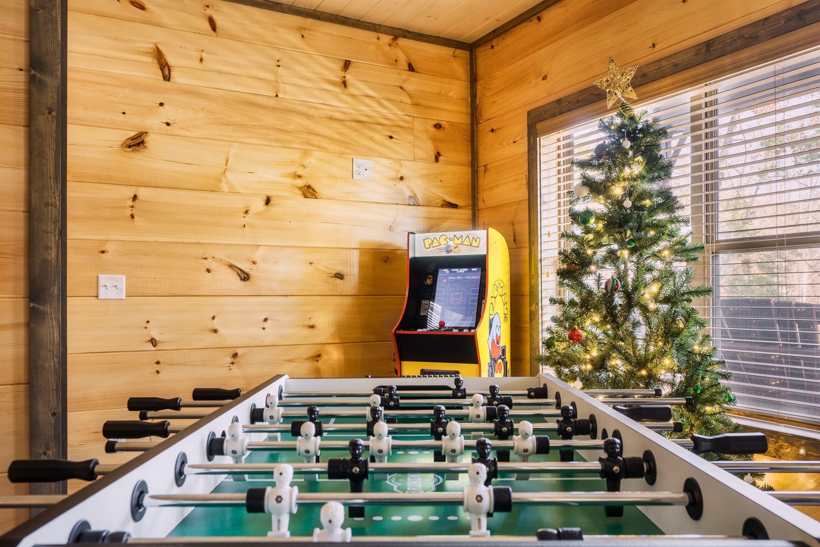 Spend your evenings laughing over a foosball match or challenging someone to an old-school arcade duel. The twinkle of the holiday tree and the scent of pine make it a place where friendly competition meets pure cabin charm.