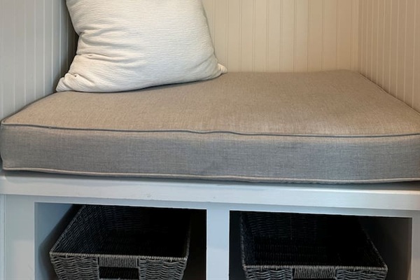  Convenient drop zone by the front entry with beach bags ready for your seaside adventures—pack up with ease and head out for a perfect day on the sand and surf! ☀️