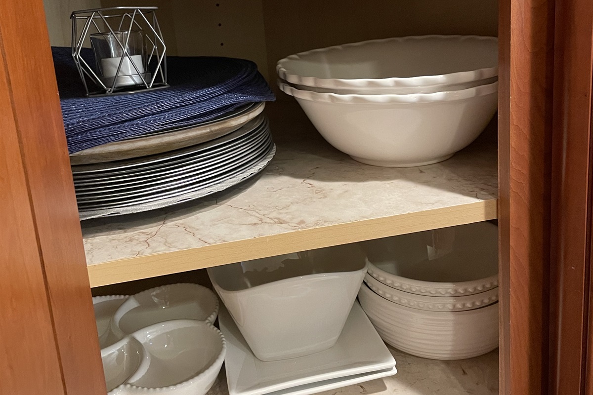 Plenty of hosting napkins provided and serving bowls for a nice meal 