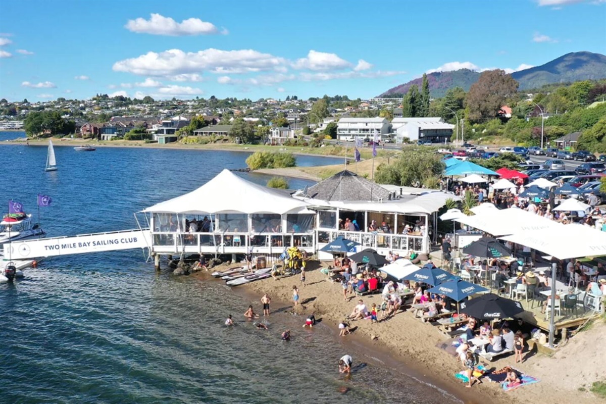 2 mile bay Cafe, Bar and water sports! 20 min walk 