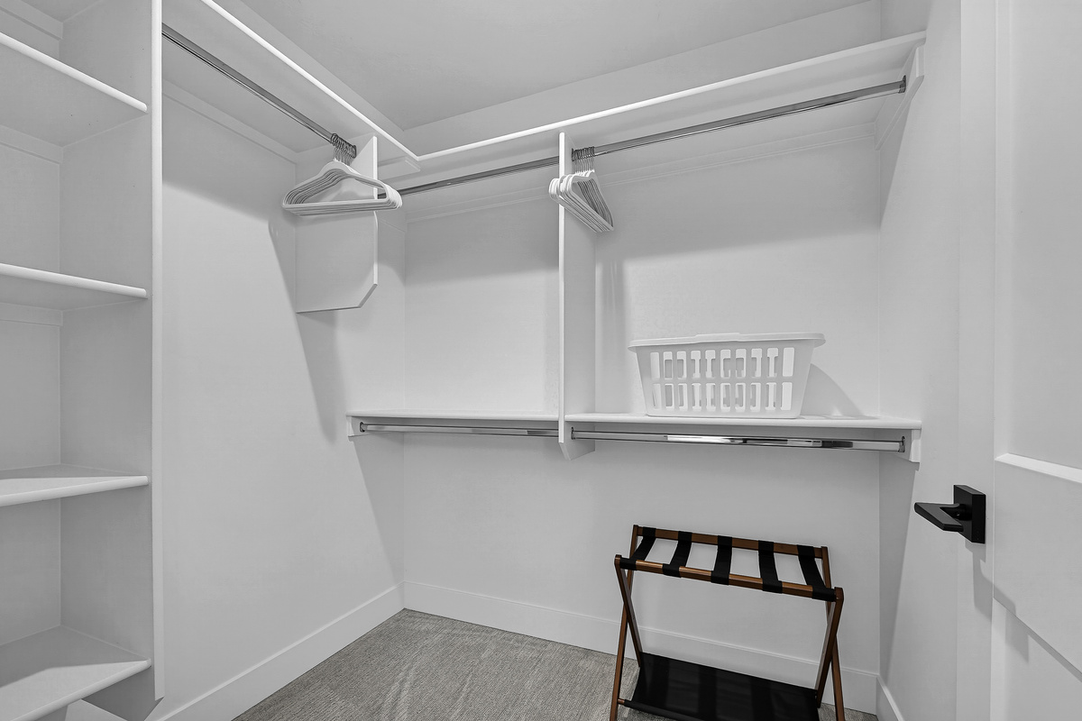3rd floor bedroom with queen size bed walk in closet
