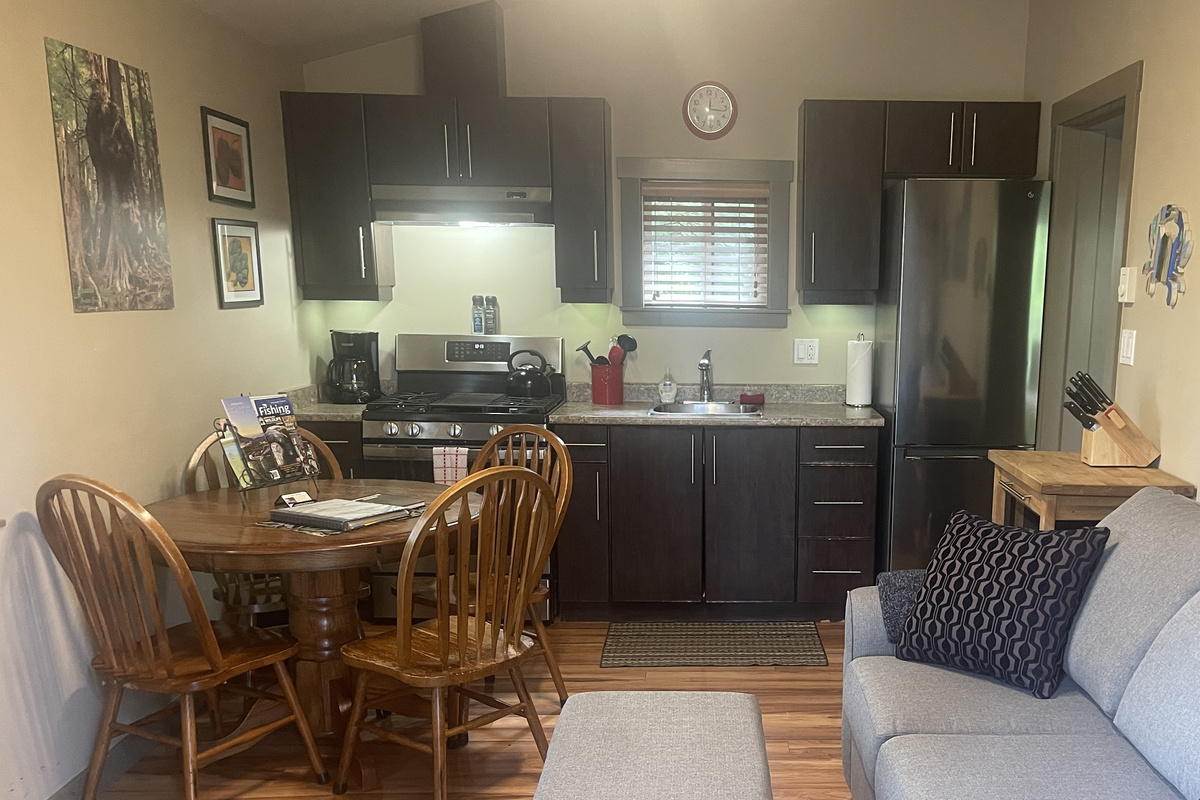 Fully equipped kitchen and dining area