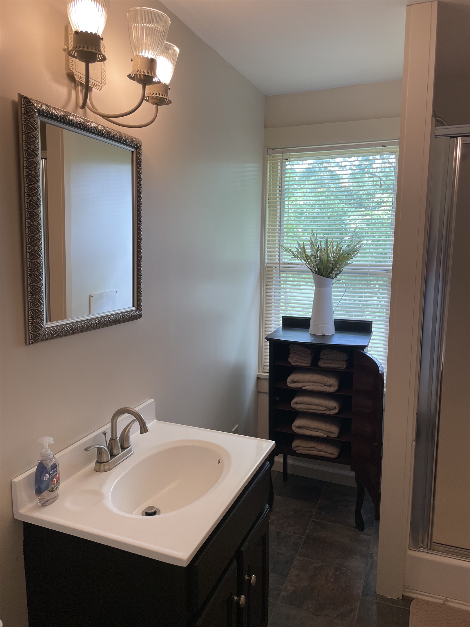 2nd floor ensuite bath w/shower