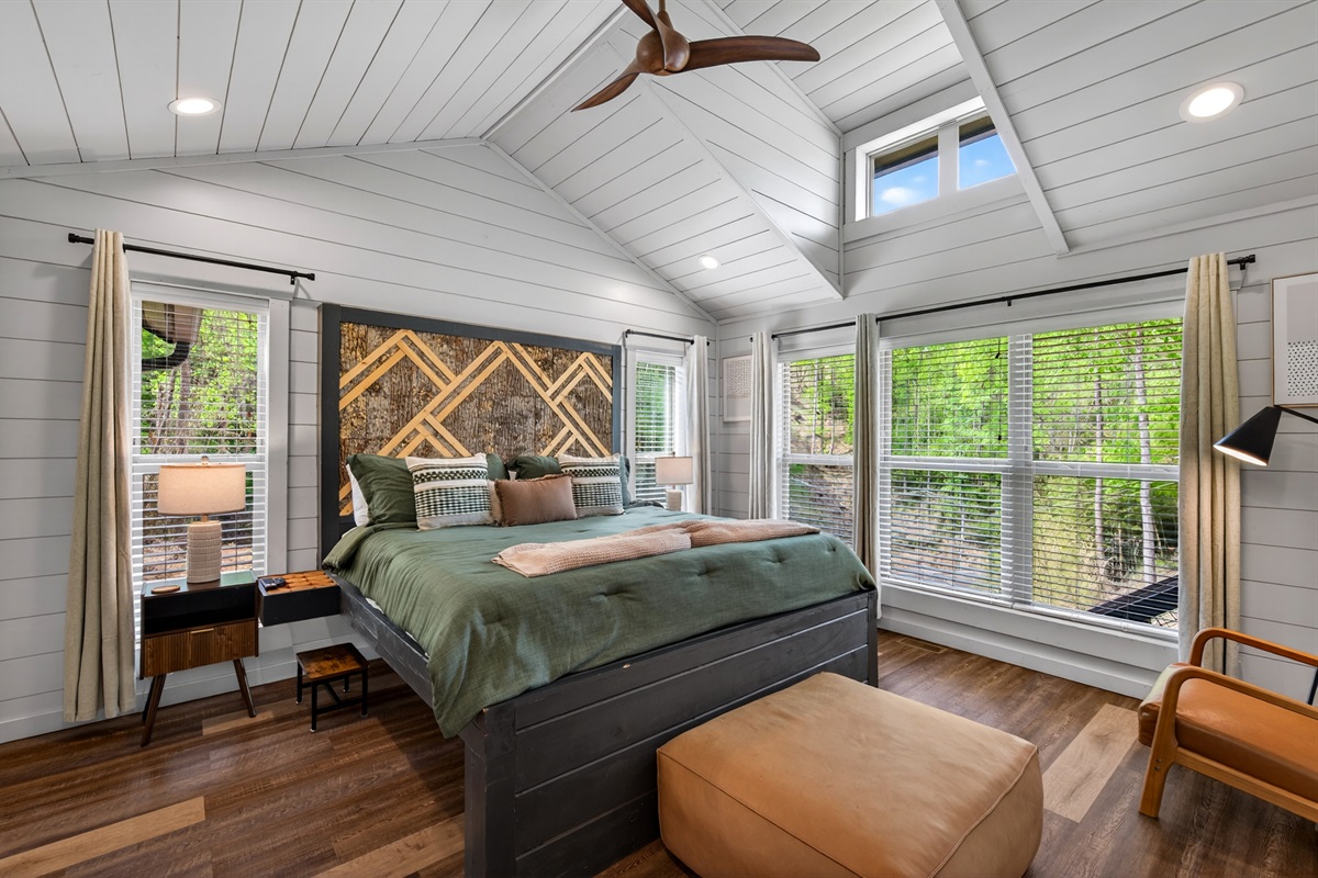 King size bed, with en-suite bathroom.