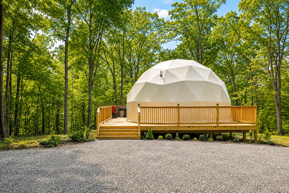 Easy arrival with private parking and trees all around