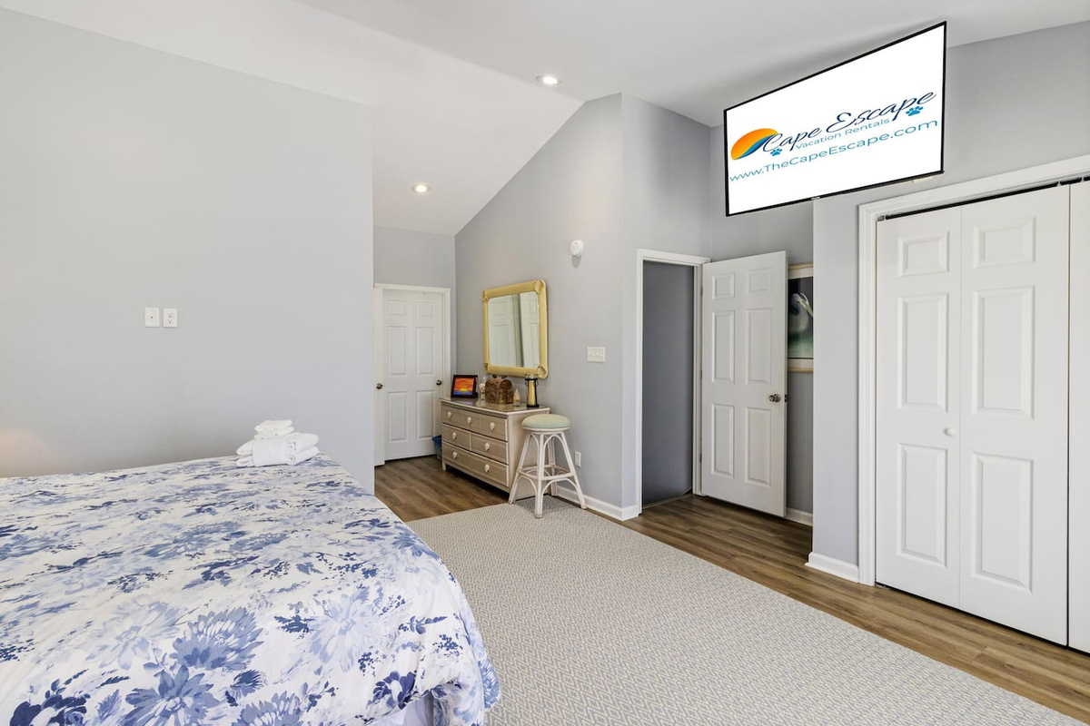 Load up your shows on the smart TV and sink into the master suite &mdash; plenty of storage to fully unpack for the week.