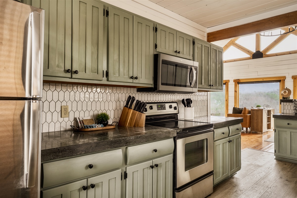 well-equipped kitchen awaits, complete with a warm welcome note and a breathtaking mountain backdrop. Let the cooking adventures begin!