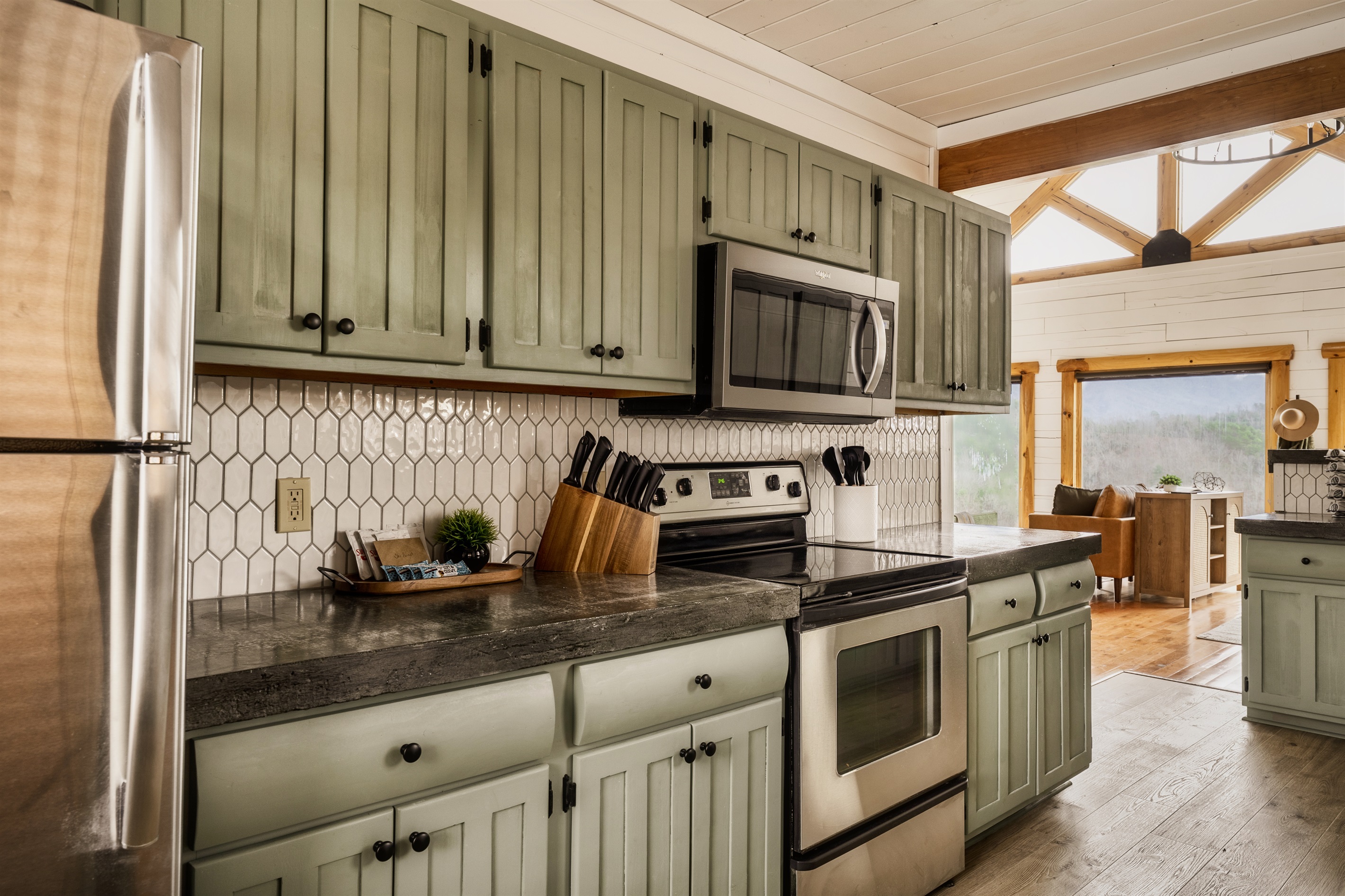 well-equipped kitchen awaits, complete with a warm welcome note and a breathtaking mountain backdrop. Let the cooking adventures begin!