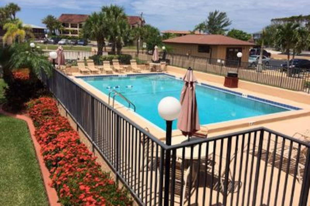 SWIMMING POOL WITH SUN DECK