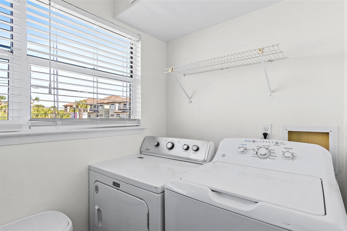 Washer/Dryer with plenty of laundry supplies